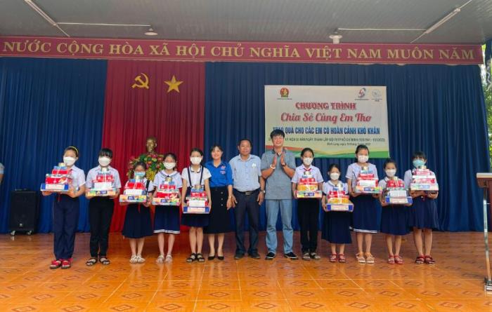 Trao quà cho bà con khó khăn và học sinh vượt khó tại Bình Phước (14/05/2022)